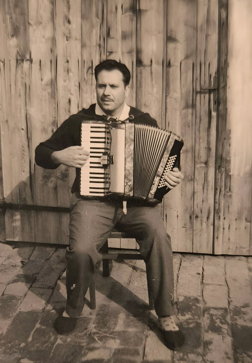 S harmonikom, koju je svirao za svoju dušu