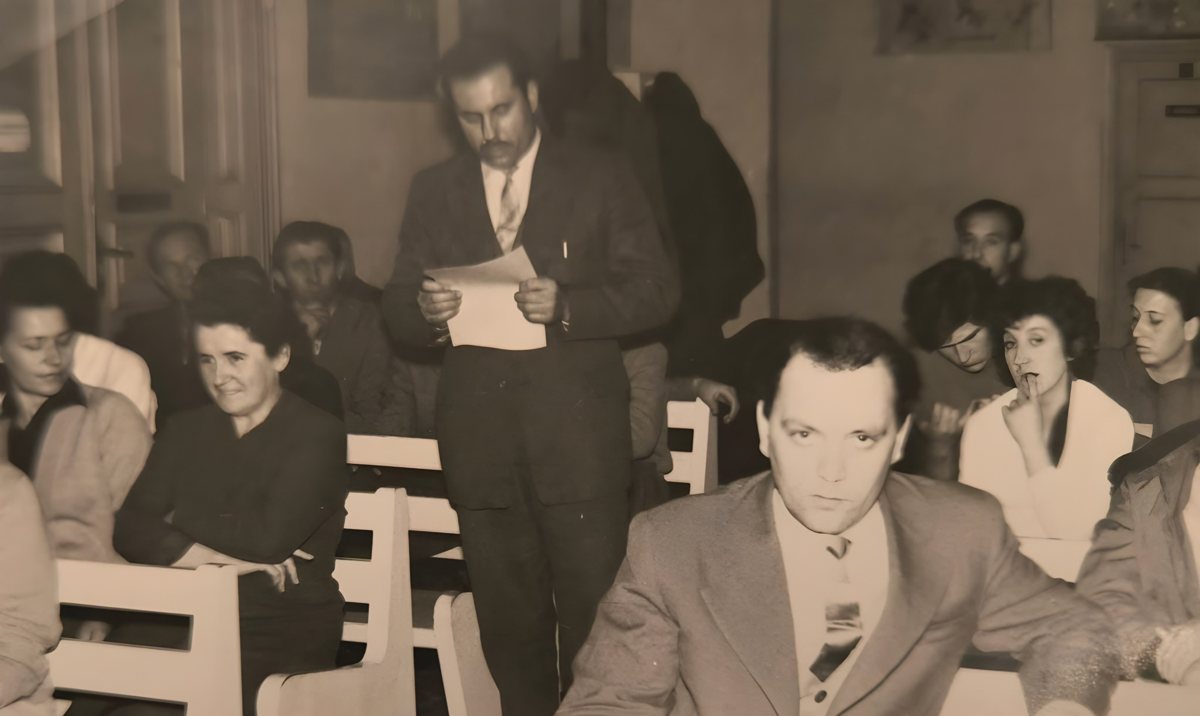 Čita svoje stihove na priredbi