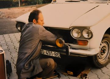 Popravlja automobil