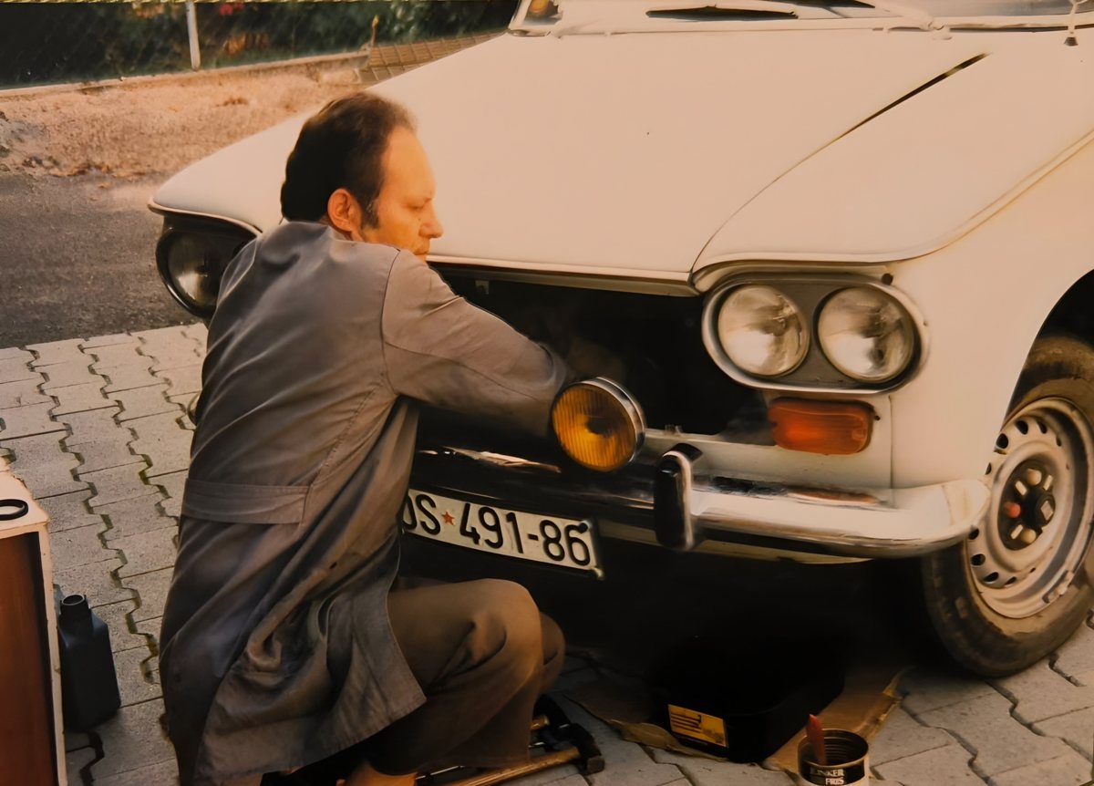 Popravlja automobil