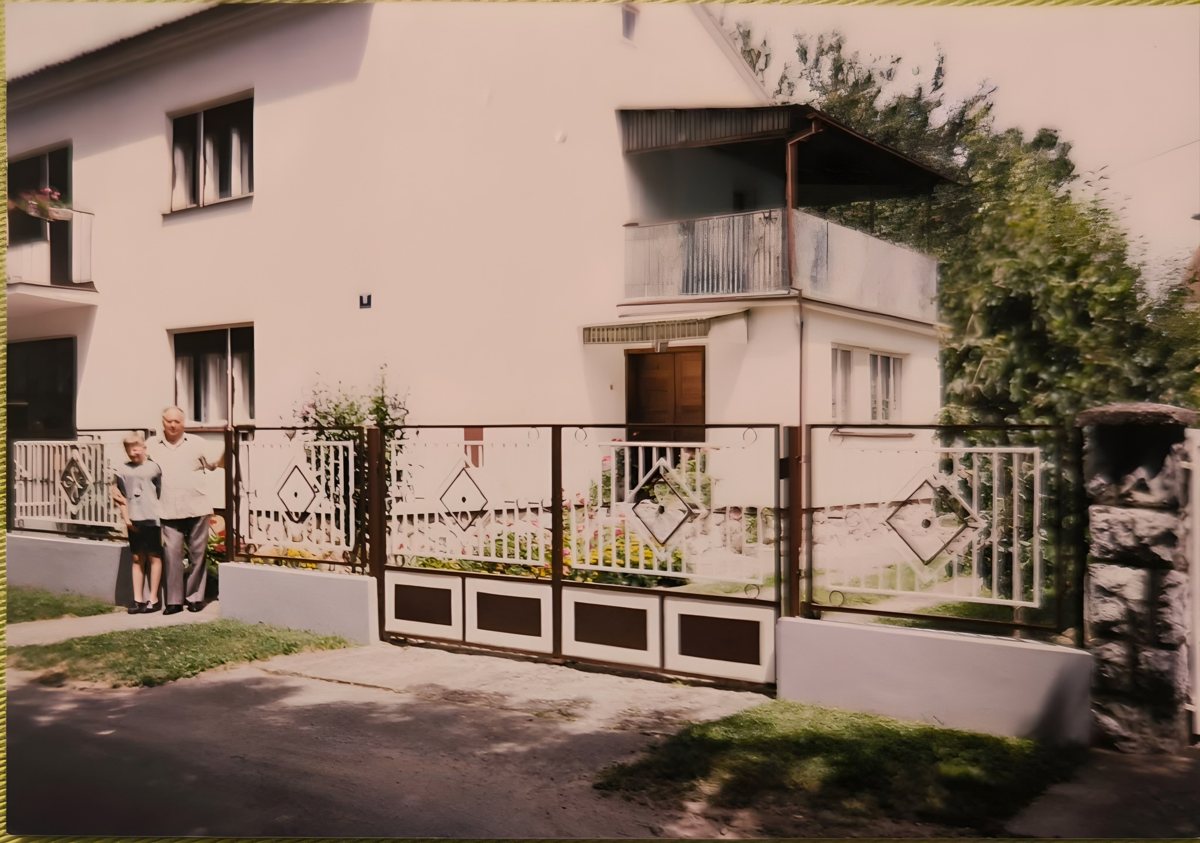 S unukom Denisom pred obiteljskom kućom u Valpovu
