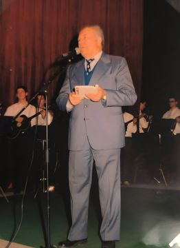 Za mikrofonom, uz tamburaše