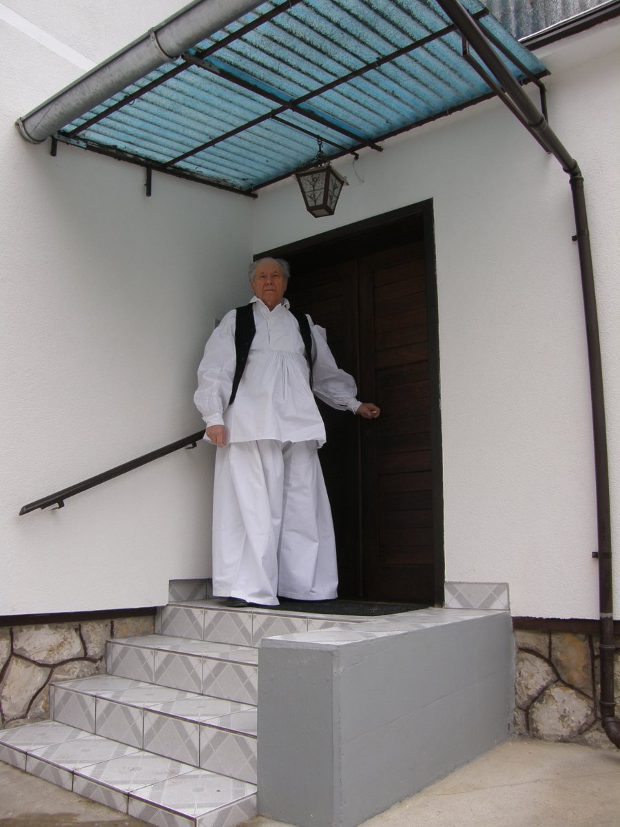 Na stubama svoje kuće
