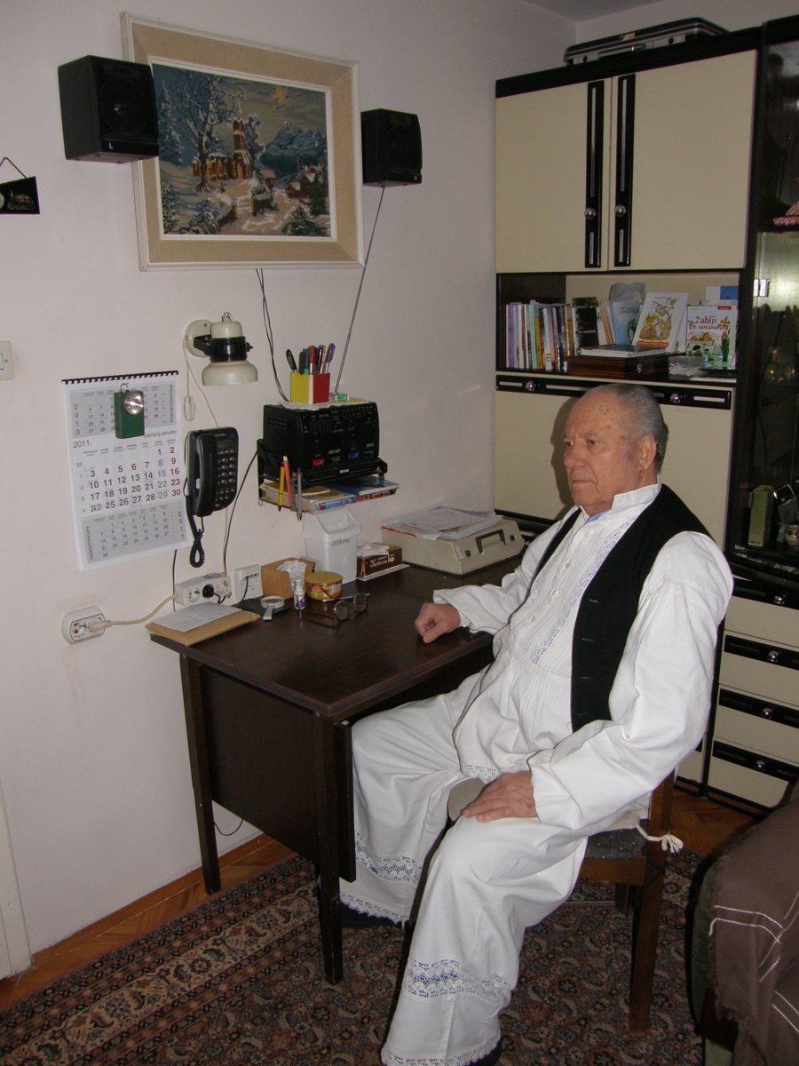 Za radnim stolom kod kuće